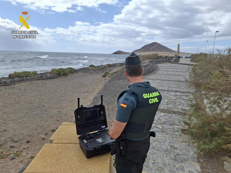 Un agente de la Guardia Civil al interceptar dos drones en el Médano, cerca del aeropuerto Tenerife Sur