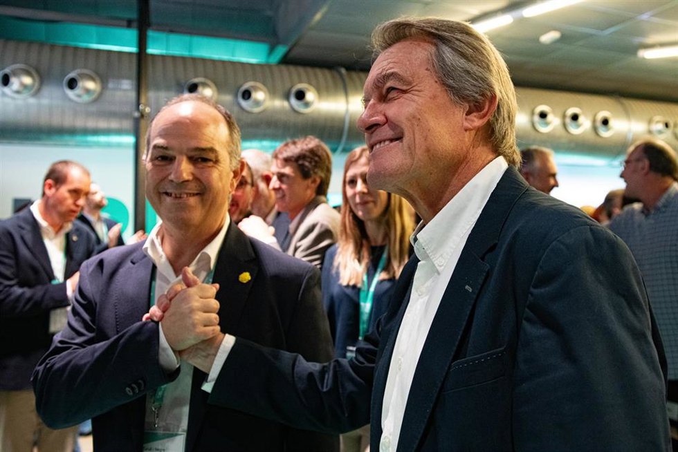 Archivo - El secretario general de Junts, Jordi Turull (i), y el ex presidente de la Generalitat, Artus Mas (d), en una imagen de archivo