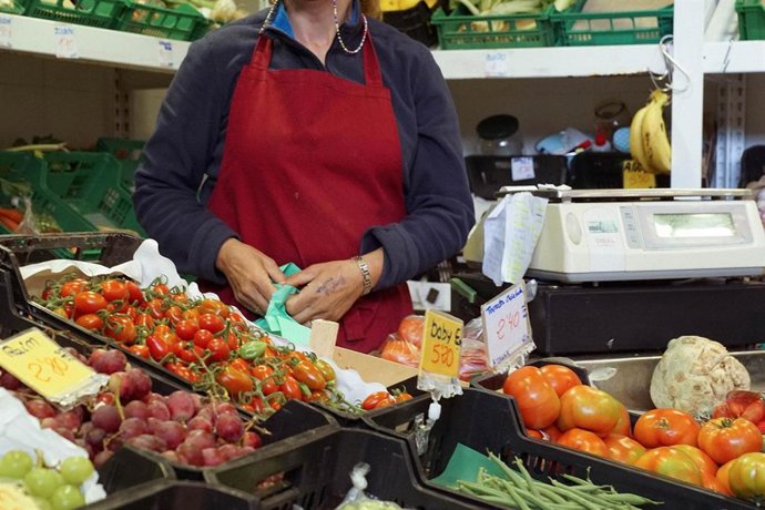 Archivo - Trabajadora frutería