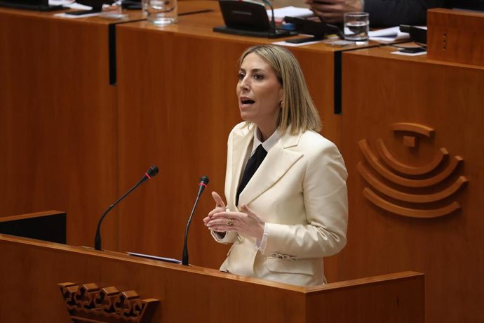 La candidata a la Presidencia de la Junta de Extremadura, María Guardiola, interviene en el debate de investidura