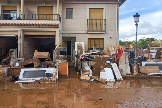 Archivo - Arxiu- Imatge d'arxiu d'estris acumulats en els exteriors de les cases, a 1 de novembre del 2024, a Utiel, València