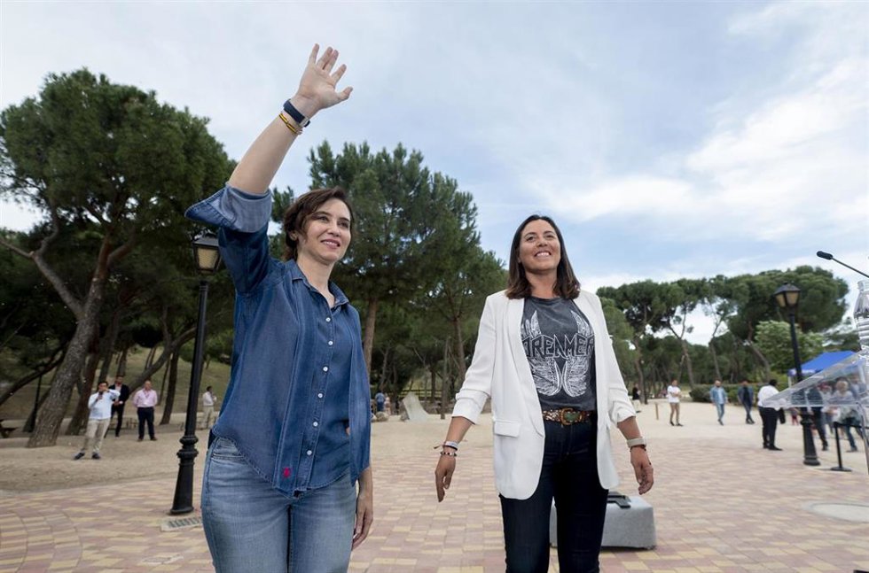 Archivo - La presidenta de la Comunidad de Madrid y del Partido Popular de Madrid, Isabel Díaz Ayuso (d), y la vicesecretaria del PP, Ana Millán Arroyo (i), durante un encuentro con afiliados, en Arroyomolinos, a 24 de abril de 2023, en Arroyomolinos.