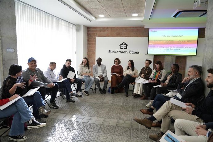 'Zu Ere Euskaldun' Proiektuaren Bigarren Faseko Saioa Euskararen Etxean, Elixabete Etxanobe Eta Leixuri Arrizabalaga Bertan Direla