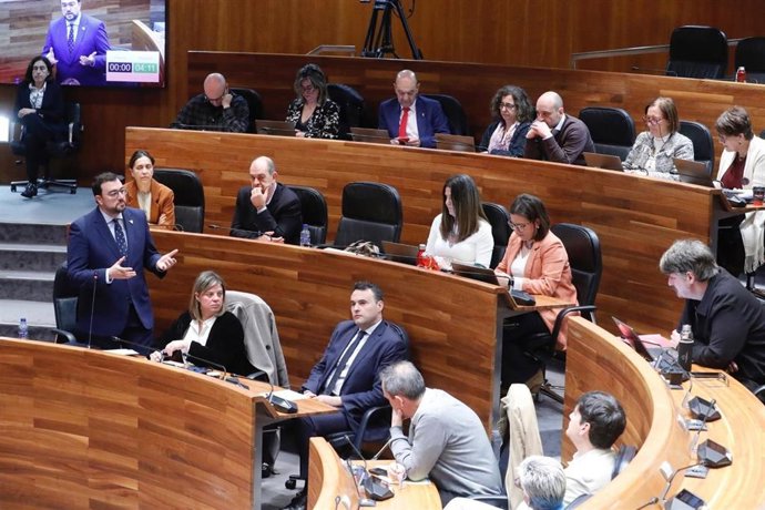 El presidente del Principado, Adrián Barbón, respondiendo a las preguntas de los portavoces parlamentarios en el Pleno de la JGPA.