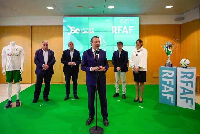 El presidente de la Diputación de Sevilla, Javier Fernández, en la presentación del Campeonato de Andalucía de selecciones provinciales infantil y cadete de fútbol