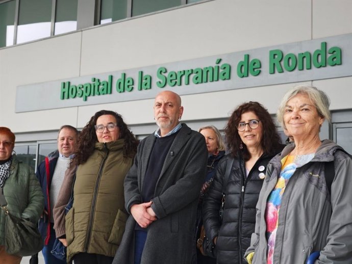 El candidato de Por Andalucía por la provincia de Málaga a las autonómicas, Ernesto Alba, y la concejala de Hacemos Ronda, Fran Sancho, han mantenido un encuentro con representantes de la Plataforma en Defensa de la Sanidad Pública de la Serranía de Ronda
