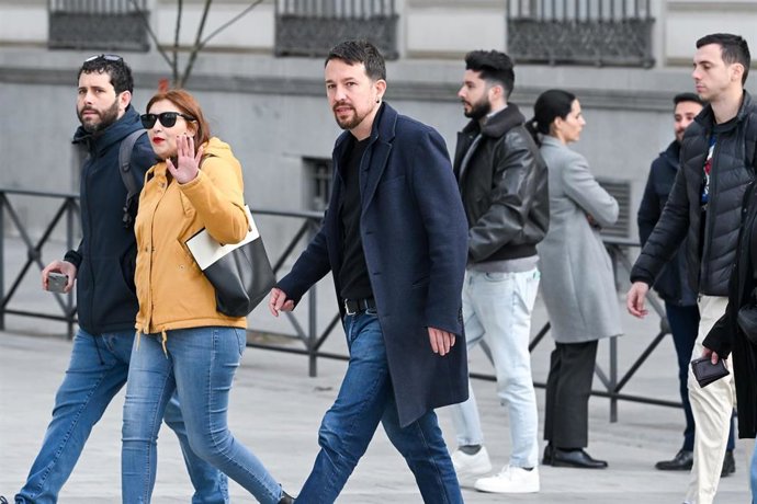 La ex asesora de Podemos Dina Bousselham y el exsecretario general de Podemos, Pablo Iglesias, a su llegada a la Audiencia Nacional, a 4 de marzo de 2026, en Madrid (España). 