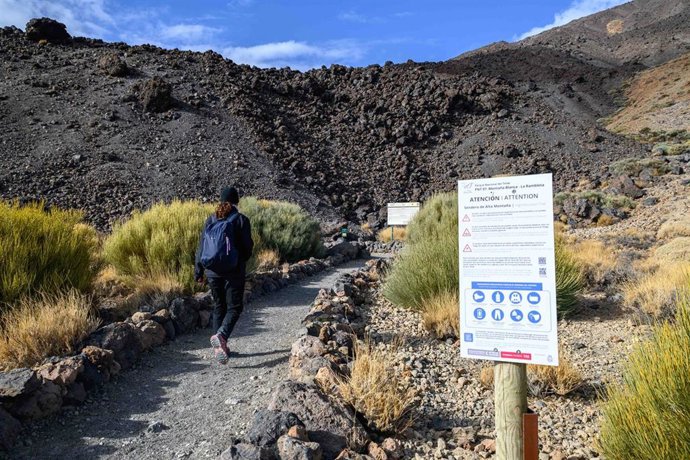 Archivo - El Cabildo de Tenerife reabre los senderos del Teide tras culminar los trabajos de limpieza de hielo y nieve