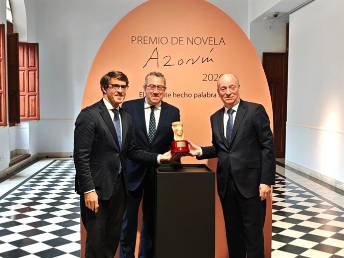 Juan de Dios Navarro (i), Toni Pérez (c) y Carlos Creuheras (d), este miércoles en Alicante