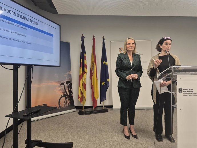 La consellera de Trabajo, Función Pública y Diálogo Social, Catalina Cabrer, y la directora del SOIB, María Luján.