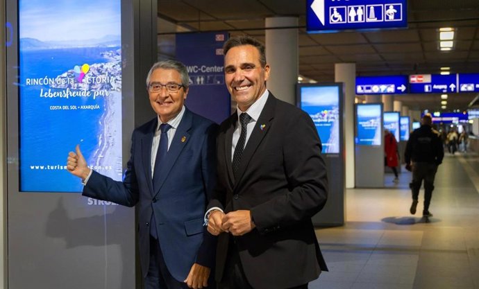 El alcalde de Rincón de la Victoria, Francisco Salado, y el concejal de Turismo, Antonio José Martín, en la ITB