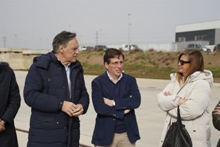 El alcalde de Madrid, José Luis Martínez-Almeida (c), y el presidente del PP de Salamanca, Carlos García Carbayo (i), visitan el Puerto Seco, a 4 de marzo de 2026, en Salamanca, Castilla y León (España). 