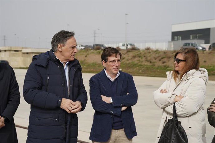 El alcalde de Madrid, José Luis Martínez-Almeida (c), y el presidente del PP de Salamanca, Carlos García Carbayo (i), visitan el Puerto Seco, a 4 de marzo de 2026, en Salamanca, Castilla y León (España). 