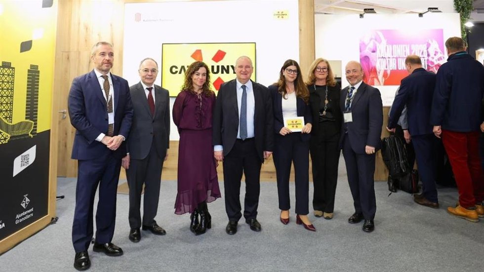 El ministro de Industria y Turismo, Jordi Hereu, y la directora de la Agncia Catalana de Turisme (ACT), Arantxa Calvera, en la inauguración del estand