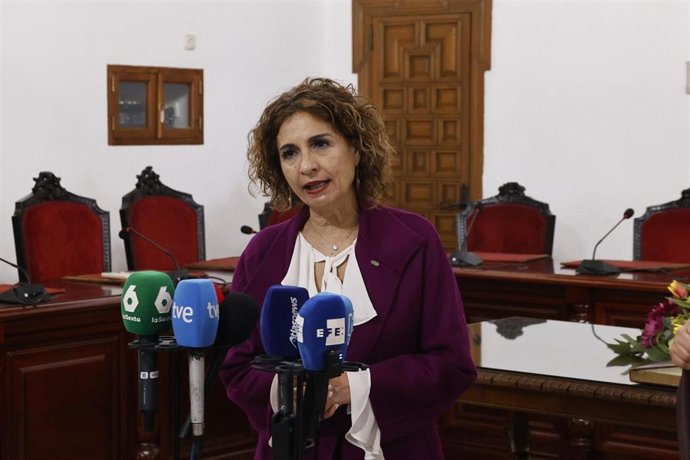 La vicepresidenta primera del Gobierno, María Jesús Montero, atiende a los medios en Montoro (Córdoba).