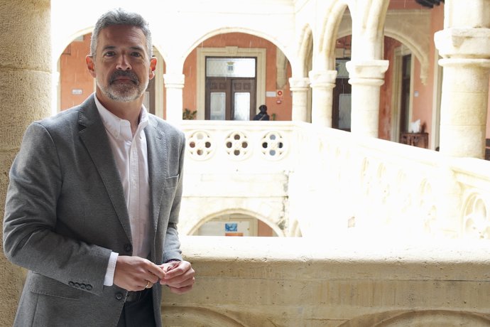 Javier Ruiz Arana, alcalde de Rota, posa en el Ayuntamiento durante una entrevista con Europa Press.