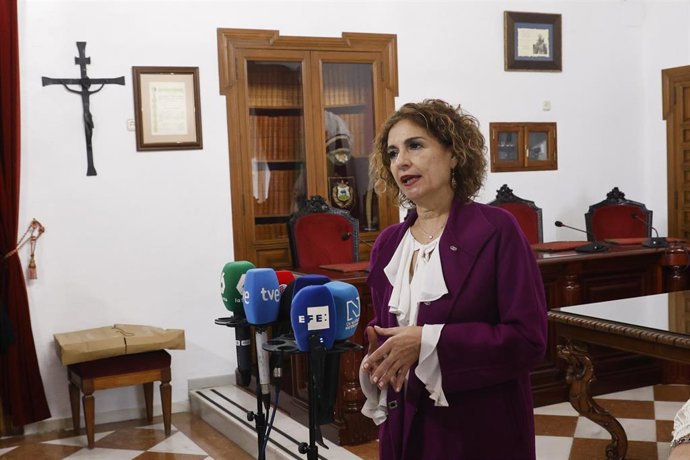 La vicepresidenta primera del Gobierno y ministra de Hacienda, María Jesús Montero, atiende a los medios de comunicación tras una visita al Ayuntamiento de Montoro (Córdoba). A 4 de marzo de 2026 en Montoro, Córdoba (Andalucía, España).