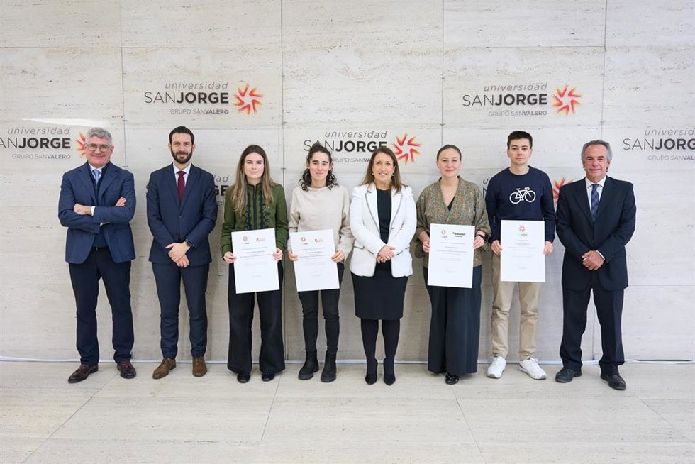 Entrega de las cinco becas de la Universidad San Jorge, Fundación Banco Sabadell e Industrias Químicas del Ebro a jóvenes investigadores.