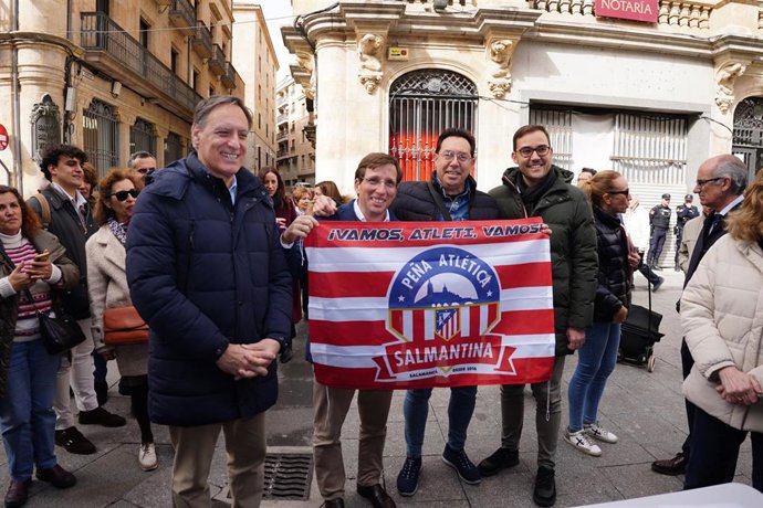 El alcalde de Madrid, José Luis Martínez-Almeida (2i),con una bandera del Atlético de Madrid, y el presidente del PP de Salamanca, Carlos García Carbayo (i), visitan Salamanca.