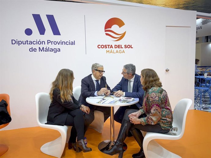 El presidente de la Diputación de Córdoba, Salvador Fuentes (segundo por la dcha.), junto a su homólogo malagueño, Francisco Salado, en la ITB de Berlín.