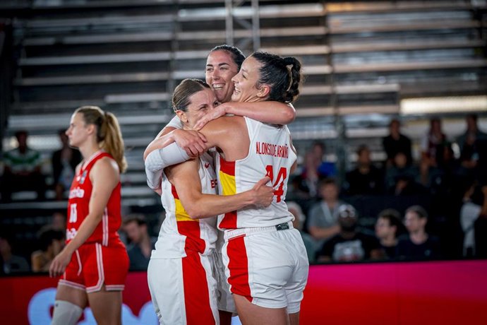 Archivo - Sandra Ygueravide,Vega Gimeno y Gracia Alonso de Armiño celebran su victoria ante Austria en la Copa de Europa de 3x3.