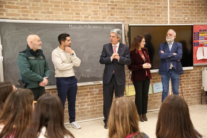 El delegado del Gobierno en Castilla-La Mancha, José Pablo Sabrido, en su visita al CEIP José Inglés de Chiloeches.