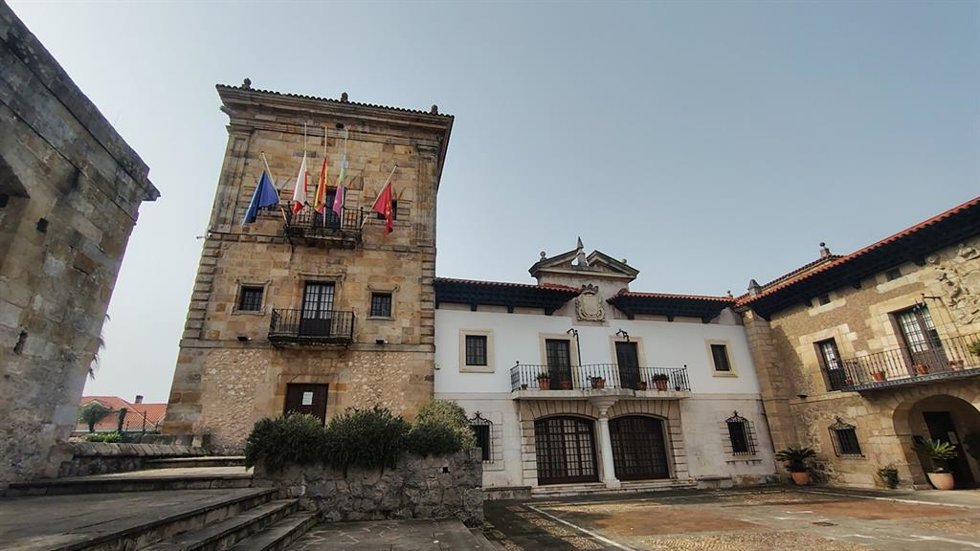 Las banderas ondean a media asta en el Ayuntamiento de Camargo