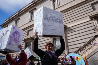 Archivo - Dos mujeres durante una concentración de la Revuelta de Mujeres en la Iglesia de Madrid, frente a la Catedral de la Almudena.