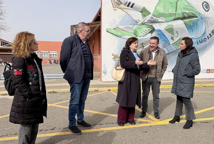 La candidata de UPL a la Presidencia de la Junta, Alicia Gallego, durante su visita a un centro educativo de Cembranos (León).
