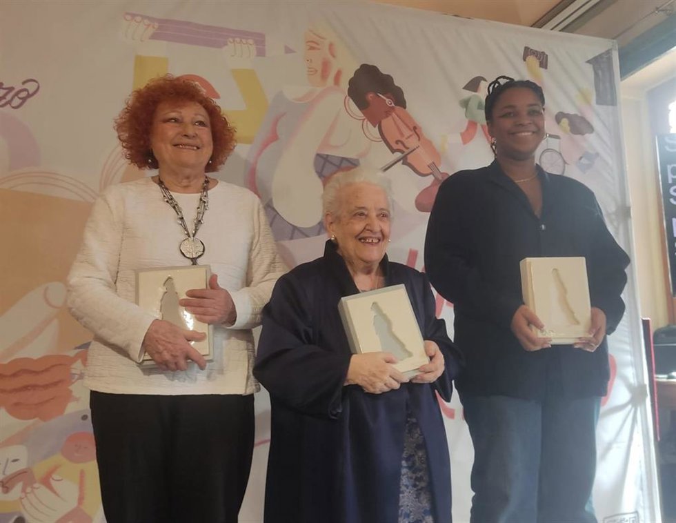Consuelo Vallina, una de las figuras más influyentes del arte contemporáneo en Asturias, Purita de la Riva, concertista, docente y defensora del patrimonio musical regional y Elise Florentino, artistista visual, homenajeadas por el Ayuntamiento de Ovied