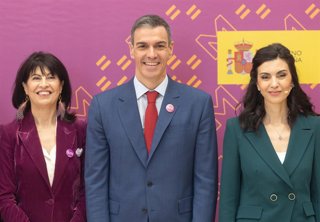La ministra de Igualdad, Ana Redondo (i), y el presidente del Gobierno, Pedro Sánchez, posan durante el acto institucional con motivo del Día Internacional de las Mujeres en el Museo del Prado, a 4 de marzo de 2026, en Madrid (España). 