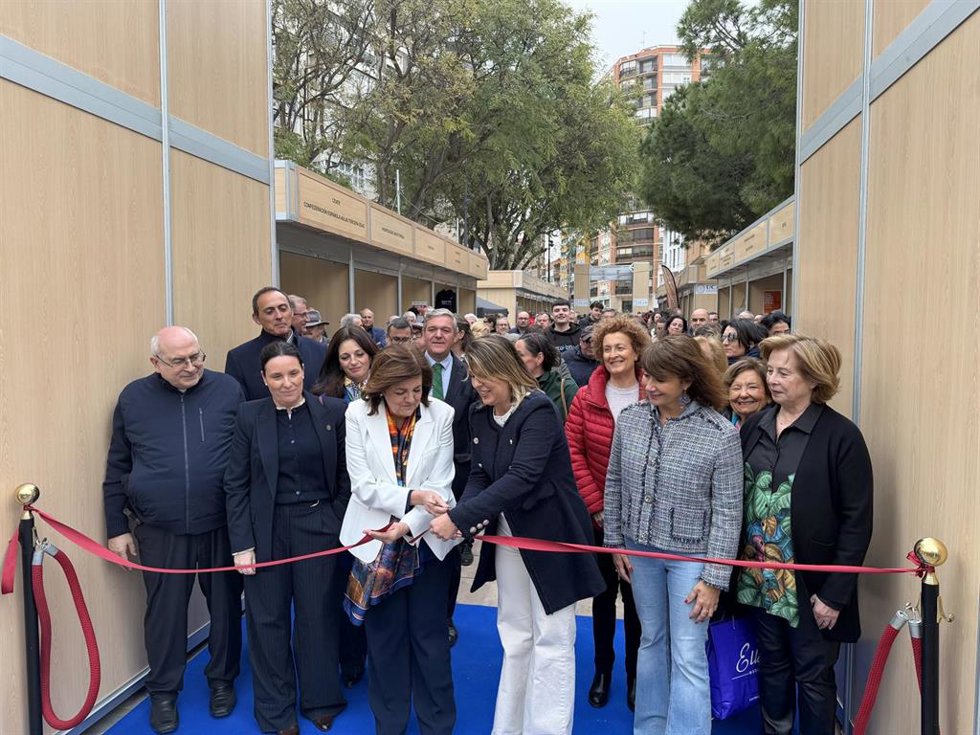 María Dolores García, presidenta de la UCAM, junto a Noelia Arroyo, alcaldesa de Cartagena, y otras autoridades durante el acto de inauguración