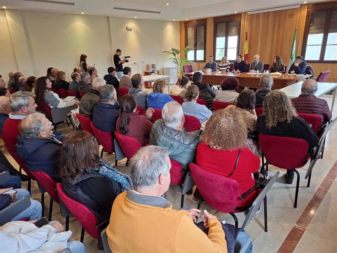 El subdelegado del Gobierno en Málaga, Javier Salas, en una reunión en Casares para informar de las medidas del Gobierno debido al tren de borrascas en el último mes.