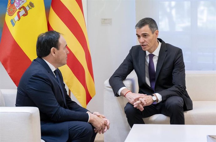 Archivo - Imagen de archivo del presidente del Gobierno, Pedro Sánchez (d), y el presidente de la Generalitat valenciana, Juanfran Pérez Llorca (i), durante la reunión mantenida en el Palacio de La Moncloa, a 17 de diciembre de 2025.