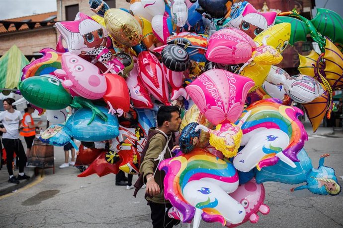 Archivo - Un vendedor de globos durante la Feria Medieval de El Álamo, a 30 de abril de 2022, en El Álamo, Madrid (España). 