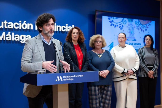 El diputado de Centros Asistenciales, Tercer Sector y Cooperación Internacional, Francisco José Martín, junto a la presidenta de 'Un sí por la vida', Dolores Badía