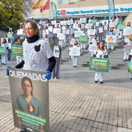 Enfermeras frente al Gregorio Marañón