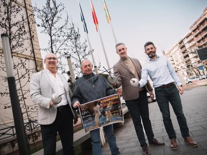 El director general de Deporte, Diego Azcona, junto al presidente de la Federación Riojana de Esgrima, Diego Clavijo, y el director deportivo y entrenador de la Federación Riojana, Jesús Ángel Viguera