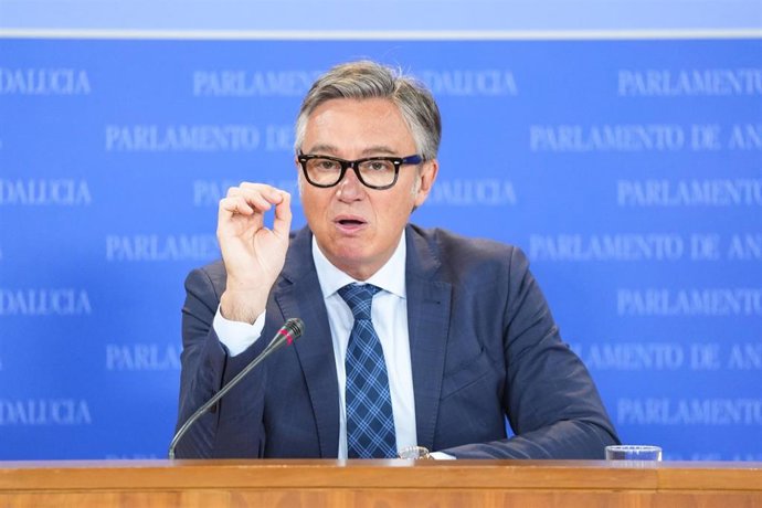 El portavoz del Grupo Vox, Manuel Gavira, durante la ronda de ruedas de prensa de portavoces de los grupos parlamentarios en el Parlamento de Andalucía, a 4 de marzo de 2026 en Sevilla (Andalucía, España). Los portavoces de los grupos parlamentarios, se d