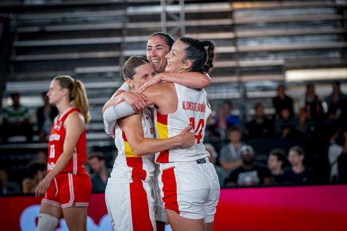 Archivo - Sandra Ygueravide,Vega Gimeno y Gracia Alonso de Armiño celebran su victoria ante Austria en la Copa de Europa de 3x3 de 2024