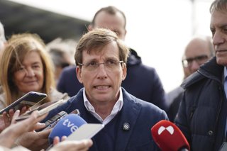 El alcalde de Madrid, José Luis Martínez-Almeida, atiende a los medios durante una visita al Puerto Seco, a 4 de marzo de 2026, en Salamanca, Castilla y León (España). 