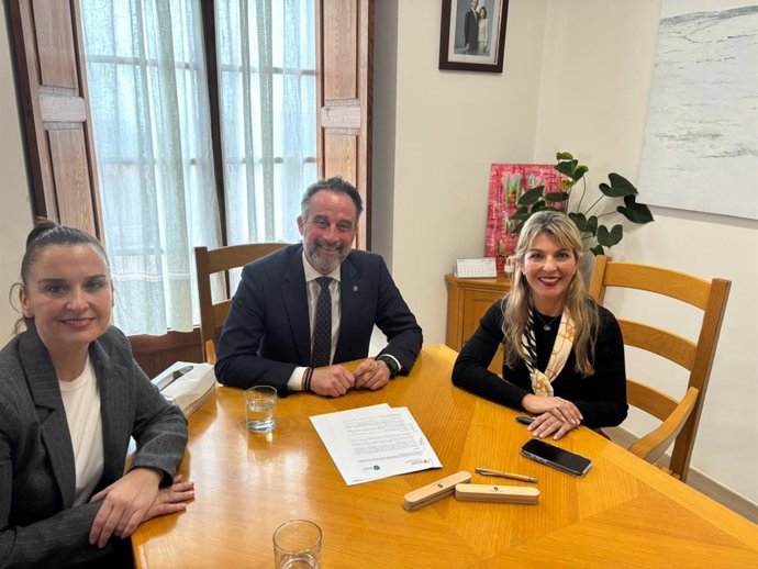 El conseller de Vivienda, Territorio y Movilidad, José Luis Mateo, y la alcaldesa de Andratx, Estafnía Gonzalvo.