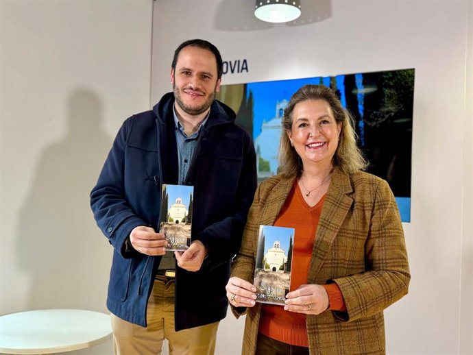 La concejal de Turismo, May Escobar, con el historiador Bonifacio Bartolomé.