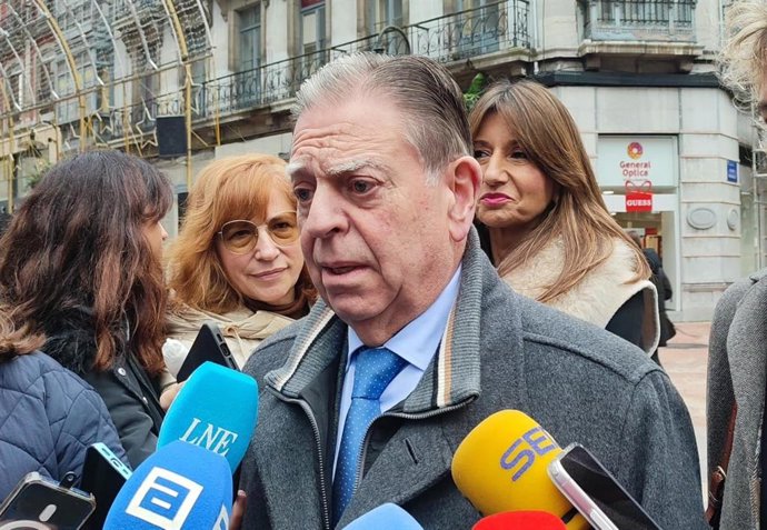 Archivo - El alcalde de Oviedo, Alfredo Canteli, atiende a los medios.