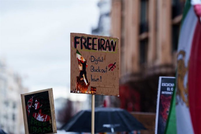 Archivo - Manifestante porta pancarta con lema 'Free Iran. Digital blackout Iran' durante la manifestación contra la represión en Irán, a 17 de enero de 2026, en Madrid (España). 