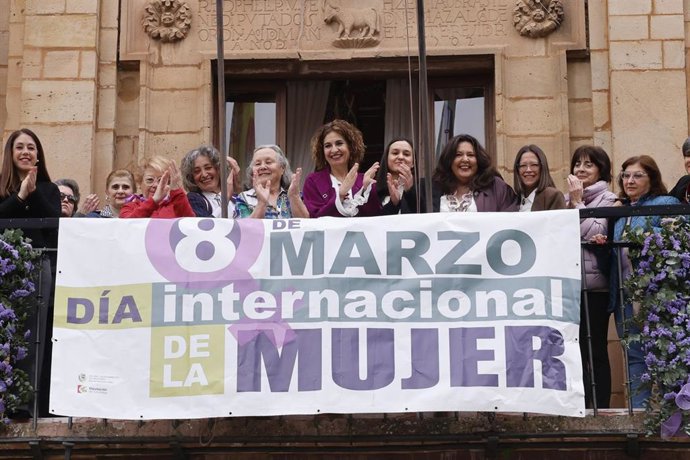 La vicepresidenta primera del Gobierno y ministra de Hacienda, María Jesús Montero (c), realiza una visita institucional a la localidad cordobesa de Montoro, donde ha participado en el despliegue de la pancarta en el Ayuntamiento con motivo del 8M.