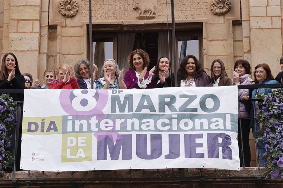 La vicepresidenta primera del Gobierno y ministra de Hacienda, María Jesús Montero (c), realiza una visita institucional a la localidad cordobesa de Montoro, donde ha participado en el despliegue de la pancarta en el Ayuntamiento con motivo del 8M.