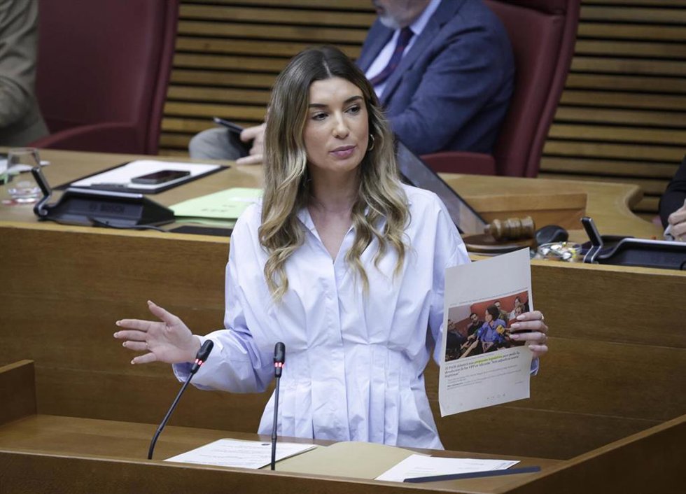 La diputada del PP Candela Anglés, en el pleno de Les Corts