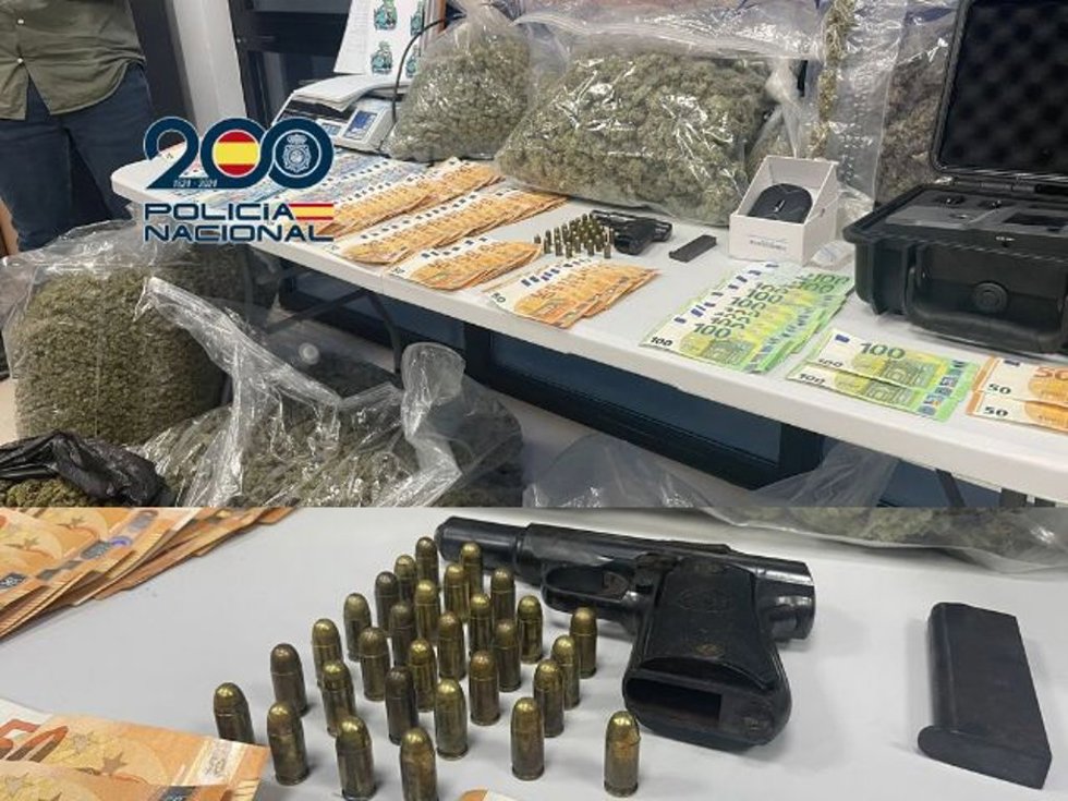Marihuana, armas y dinero incautado al desarticular una red criminal en Sanlúcar de Barrameda (Cádiz)