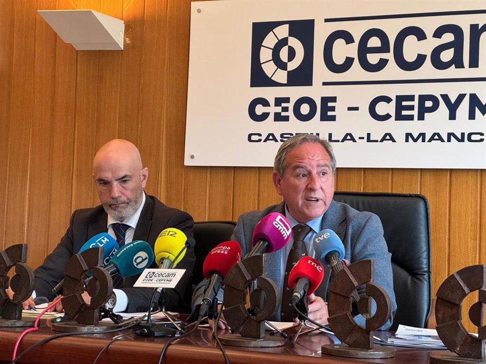 Archivo - El presidnete de Cecam, Ángel Nicolás, a la derecha